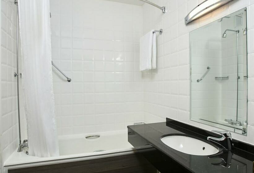 חדר סטנדרט, Leonardo Cheltenham