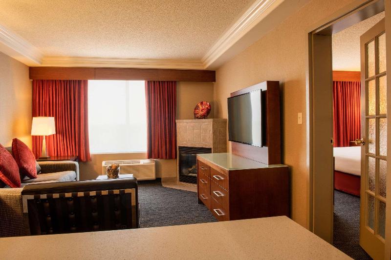 キングサイズベッドのスタンダードルーム, Radisson Hotel & Suites Fort Mcmurray