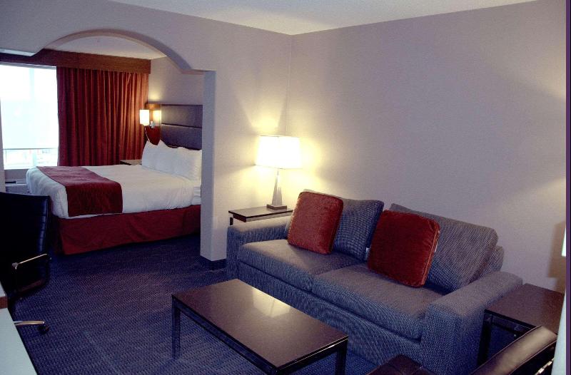 キングサイズベッドのスイートルーム, Radisson Hotel & Suites Fort Mcmurray
