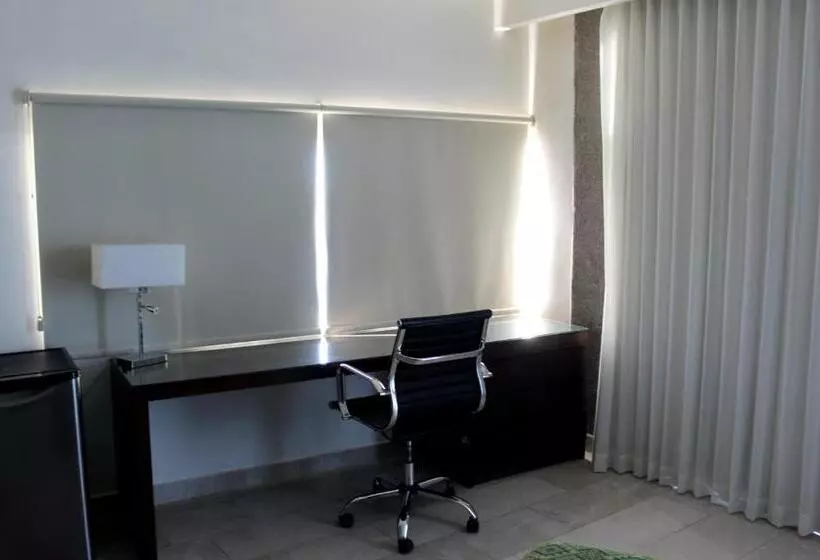 سوئیت مستر, Seven Crown La Paz Malecon