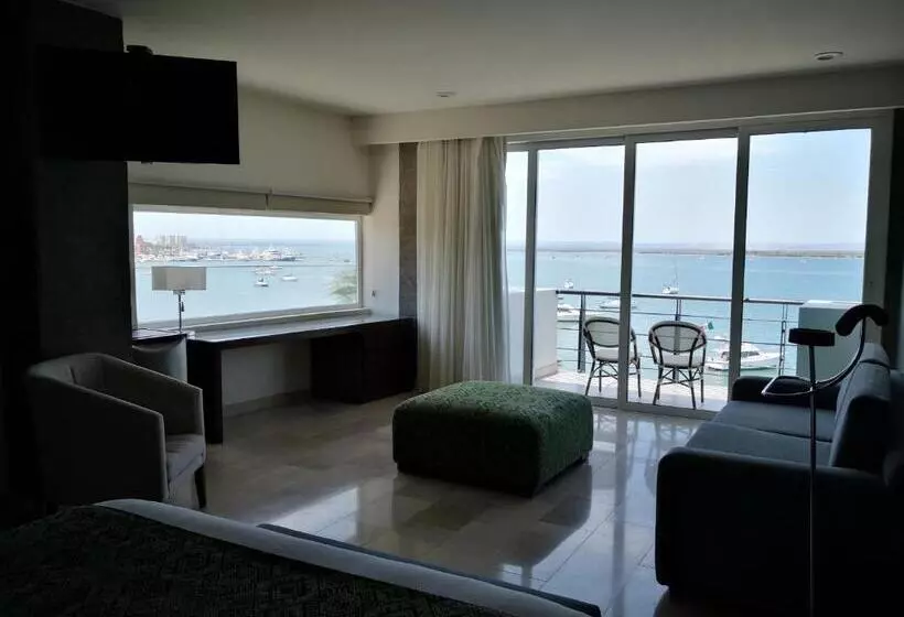 سوئیت مستر, Seven Crown La Paz Malecon
