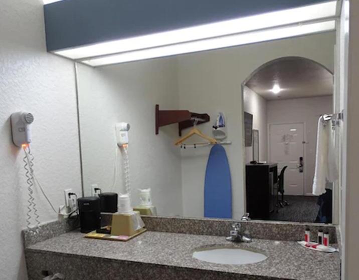 اتاق استاندارد با تخت بزرگ برای معلولان, Super 8 By Wyndham Houston/brookhollow Nw