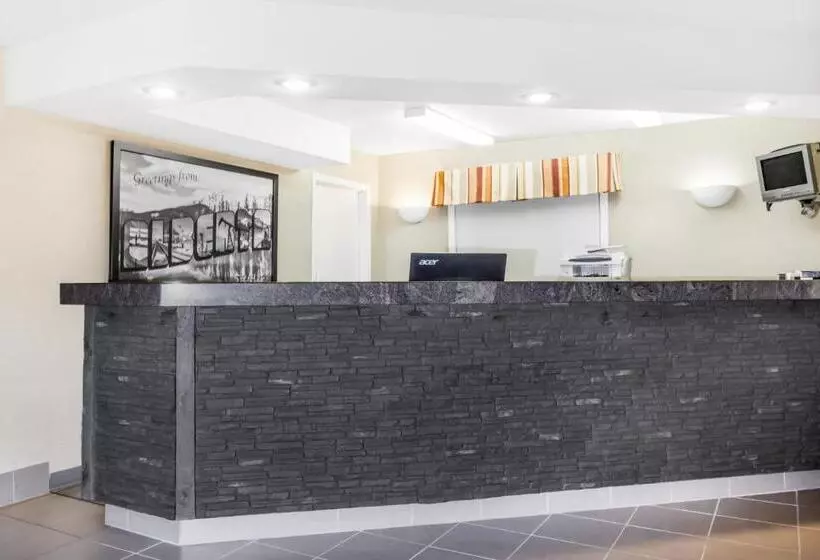 Superior-huone, Super 8 By Wyndham Stettler