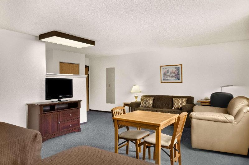 מיטת קינג בסוויטה, Super 8 By Wyndham Williams Lake Bc