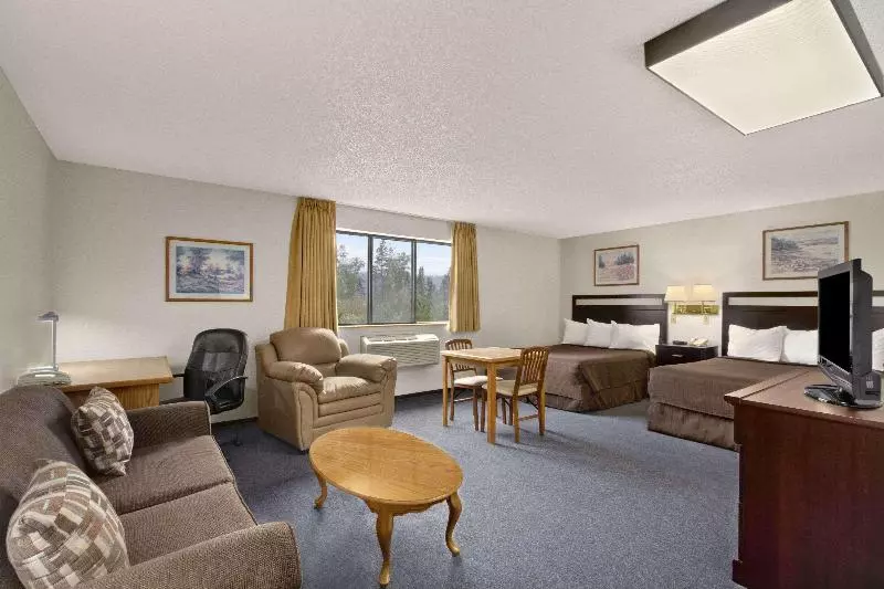 キングサイズベッドのスイートルーム, Super 8 By Wyndham Williams Lake Bc