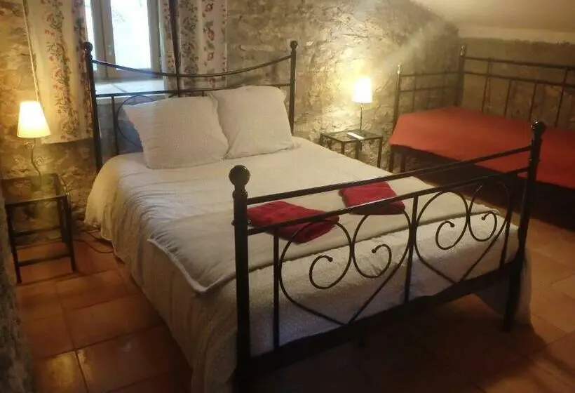 ベーシックトリプルルーム, Chambres D´hôtes Prieuré D Orniols