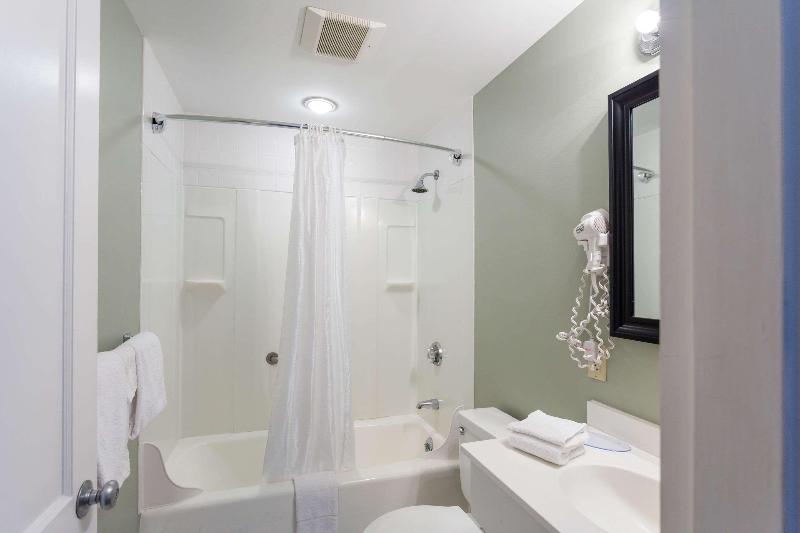 غرفة قياسية سرير كينج, Rodeway Inn