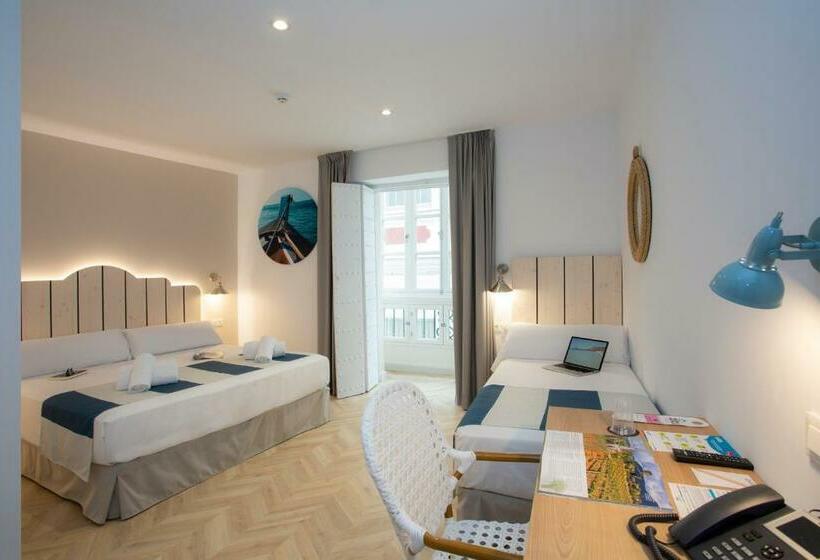 Habitación Triple Estándar con Balcón, Casual Con Duende Cádiz
