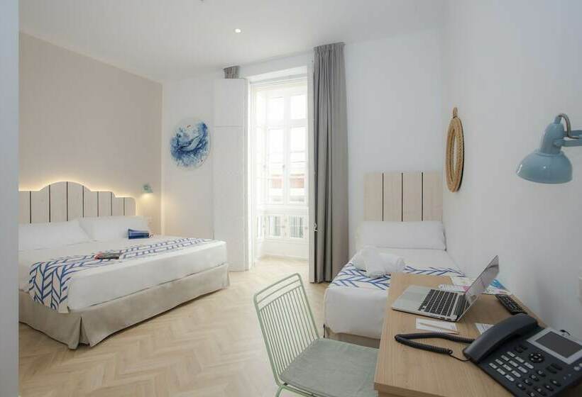 Habitación Triple Estándar con Balcón, Casual Con Duende Cádiz