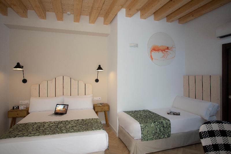 Habitación Triple Estándar, Casual Con Duende Cádiz