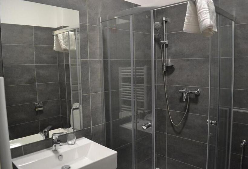 Трехместный Номер Стандарт с Балконом, Főnix Design Rooms