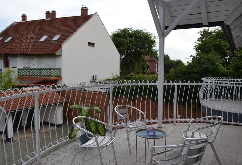 Трехместный Номер Стандарт с Балконом, Főnix Design Rooms