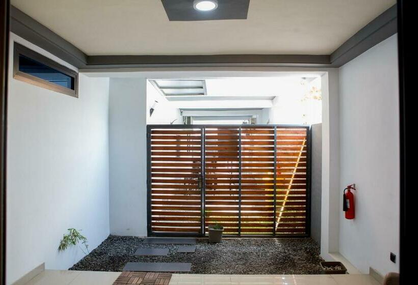 آپارتمان 2 خوابه, Imolease Kouessi Menontin