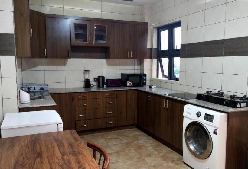 آپارتمان 2 خوابه, Imolease Kouessi Menontin