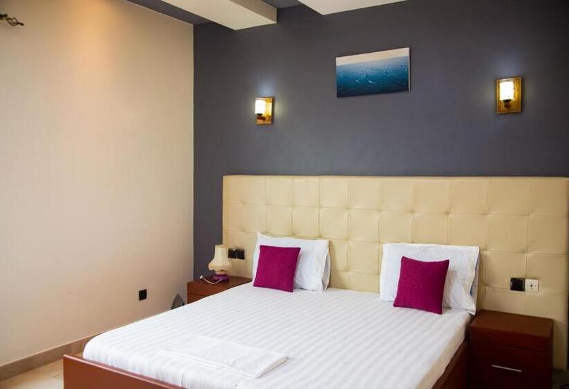 اتاق استاندارد, Imolease Kouessi Menontin