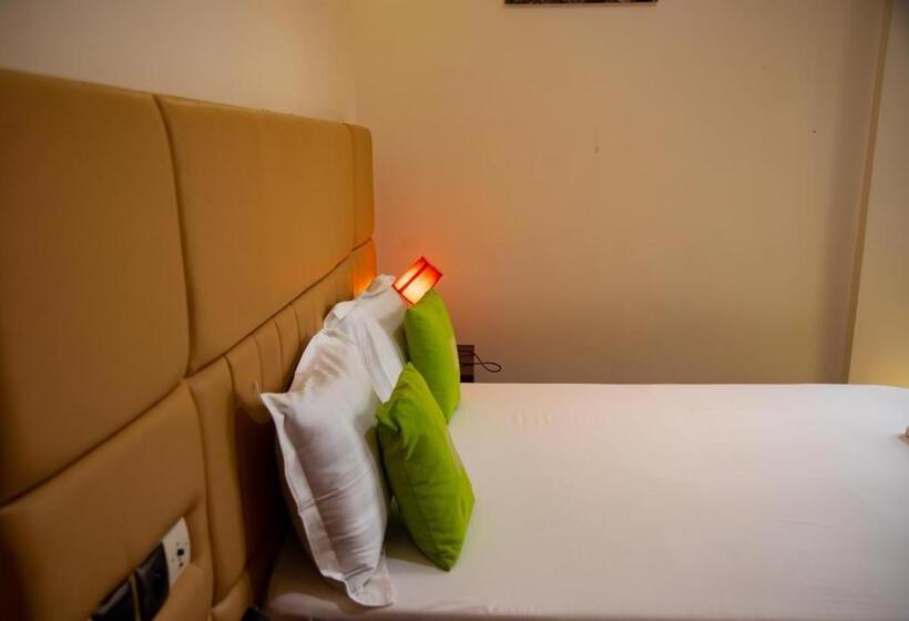 اتاق استاندارد, Imolease Kouessi Menontin