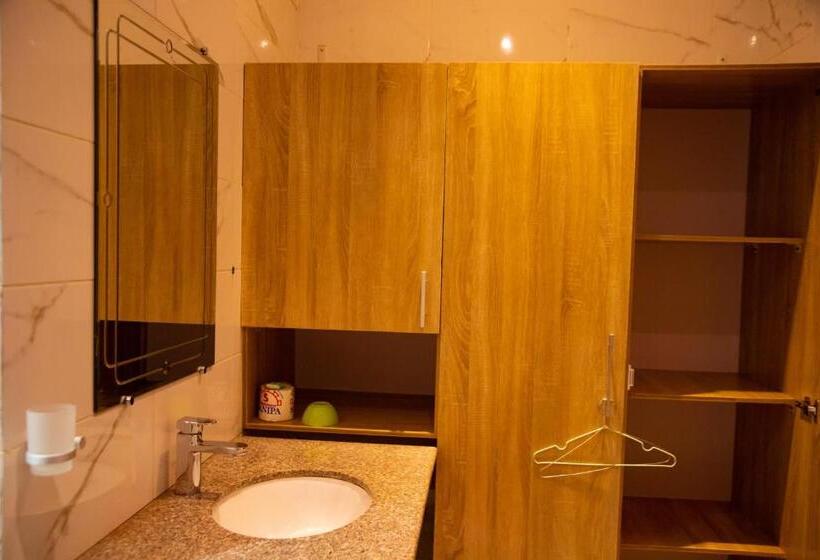 آپارتمان 2 خوابه, Imolease Kouessi Menontin