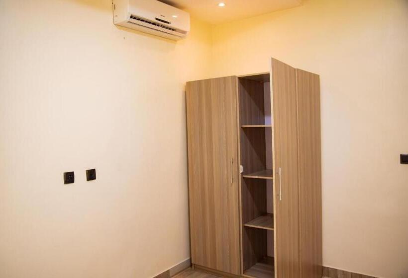 اتاق استاندارد, Imolease Kouessi Menontin