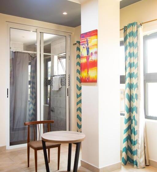 اتاق استاندارد, Imolease Kouessi Menontin