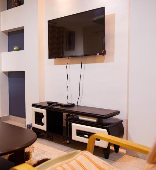 اتاق استاندارد, Imolease Kouessi Menontin