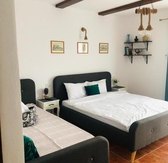 استودیوی استاندارد, Ama Guest House
