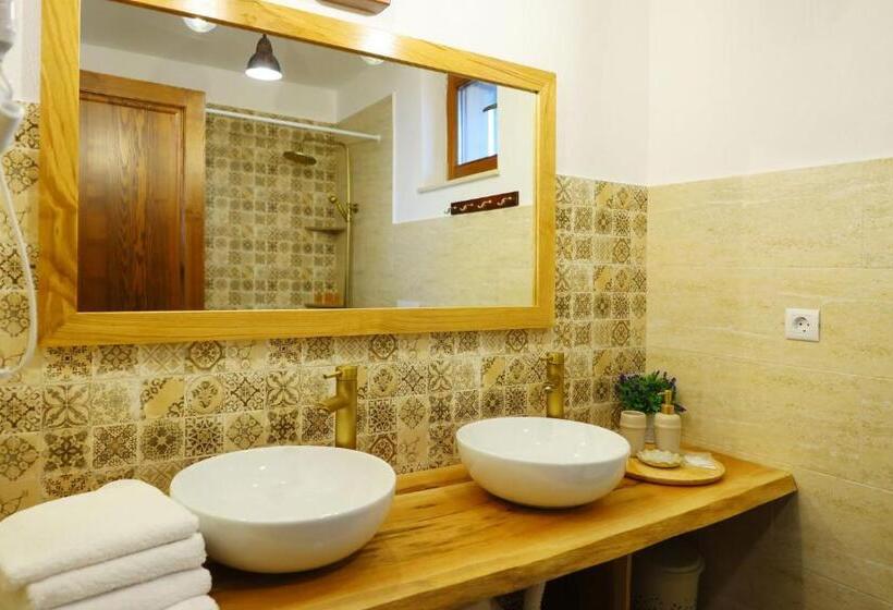 آپارتمان 2 خوابه, Ama Guest House