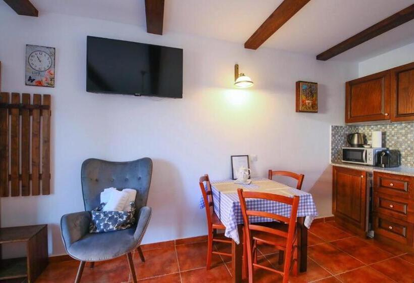 Студия Стандарт, Ama Guest House