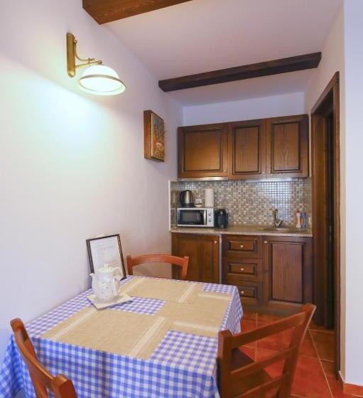 استودیوی استاندارد, Ama Guest House