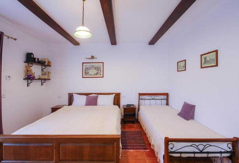 استودیوی استاندارد, Ama Guest House