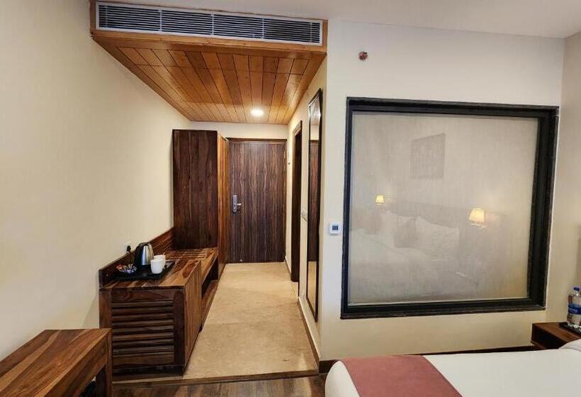 キングサイズベッドのデラックスルーム, Lemon Tree Hotel, Kasauli