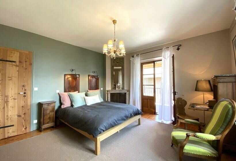 Suite with lake view, Les O D Annecy