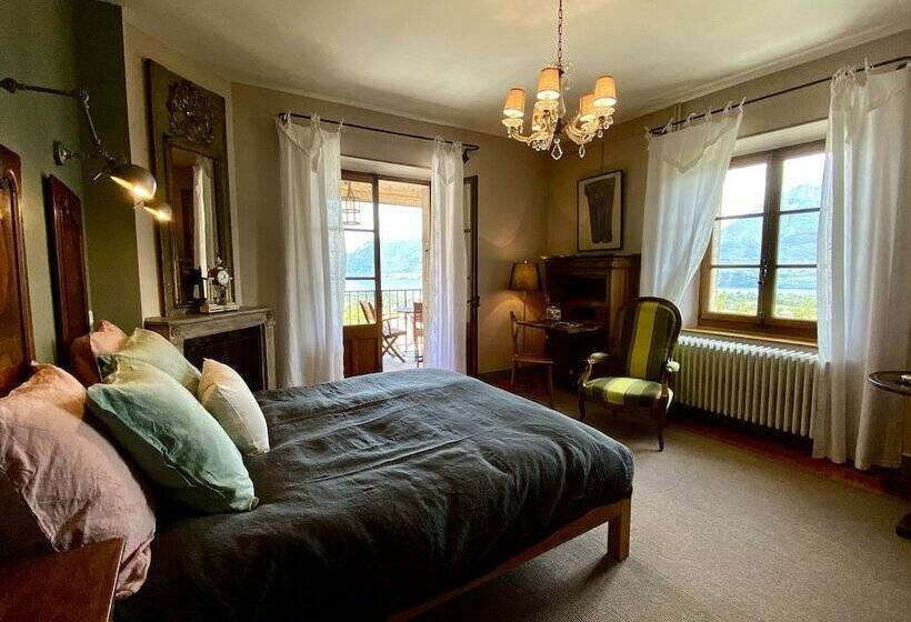 Suite with lake view, Les O D Annecy