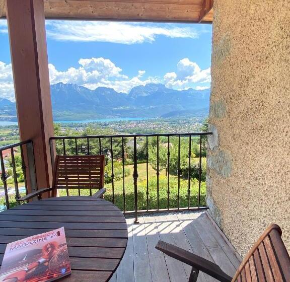 Suite with lake view, Les O D Annecy