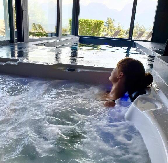 Suite with lake view, Les O D Annecy