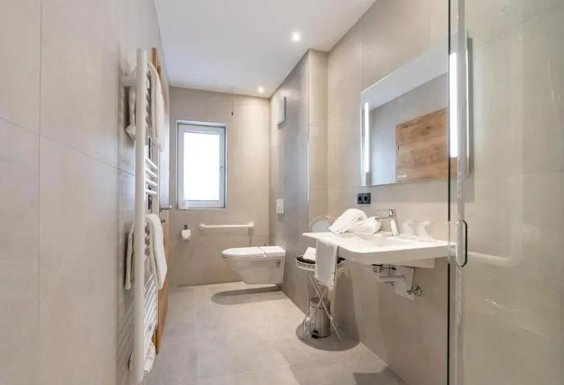 Quarto Triplo Standard com Balcão, Bergmahd