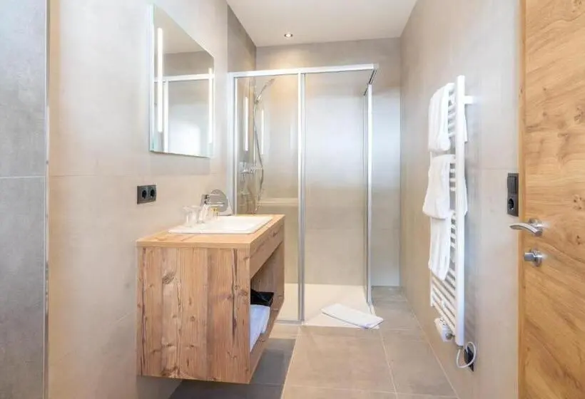 Quarto Triplo Standard com Balcão, Bergmahd
