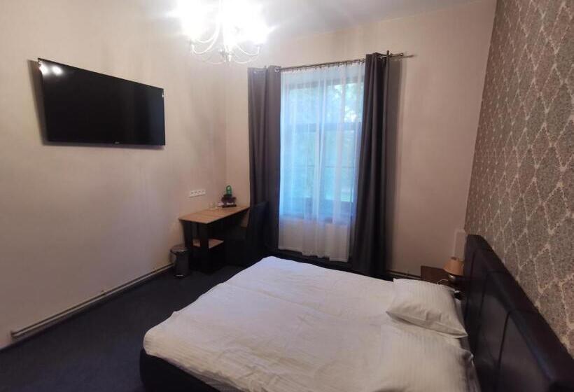 اتاق لوکس, Kārklu Muiža