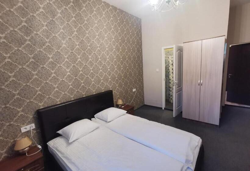 اتاق لوکس, Kārklu Muiža