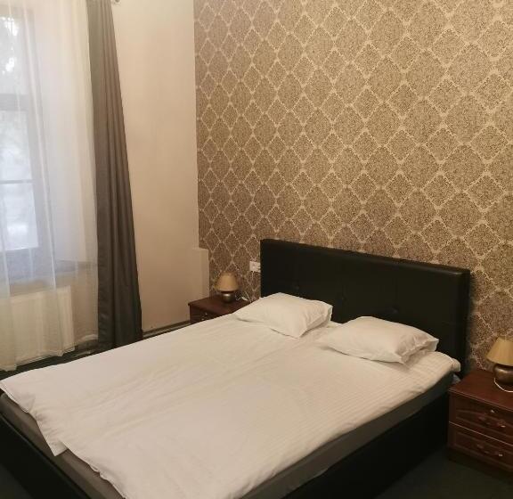 اتاق لوکس, Kārklu Muiža