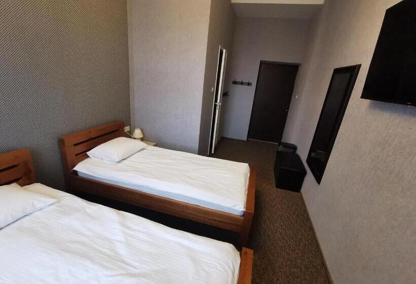 اتاق لوکس, Kārklu Muiža