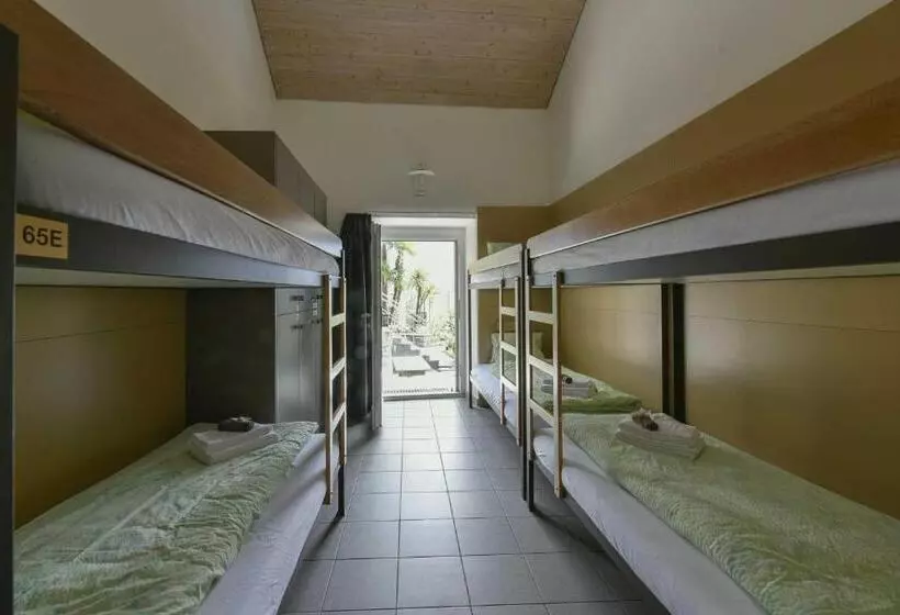 تختخواب در اتاق مشترک, Casa Moscia