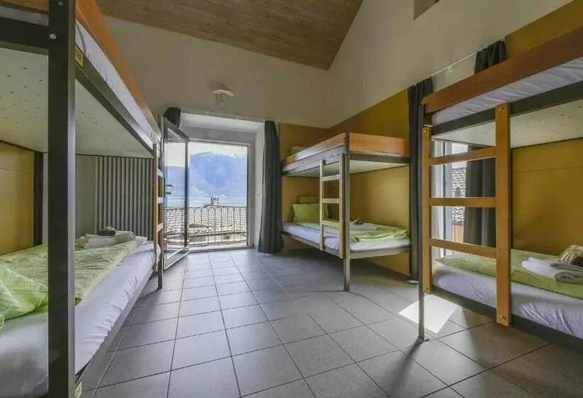 تختخواب در اتاق مشترک, Casa Moscia