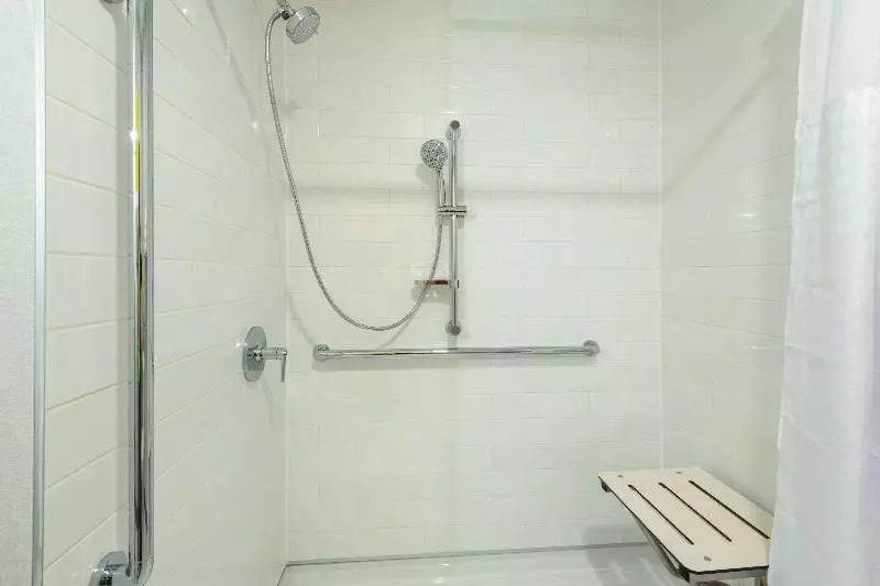 اتاق استاندارد با تخت بزرگ برای معلولان, Comfort Inn & Suites