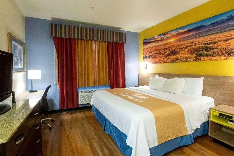 キングサイズベッドのスタンダードルーム, Days Inn & Suites By Wyndham Houston North/aldine