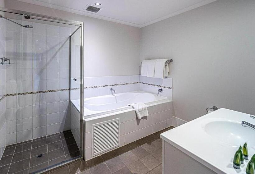 شقة غرفتين, Mccracken Country Club