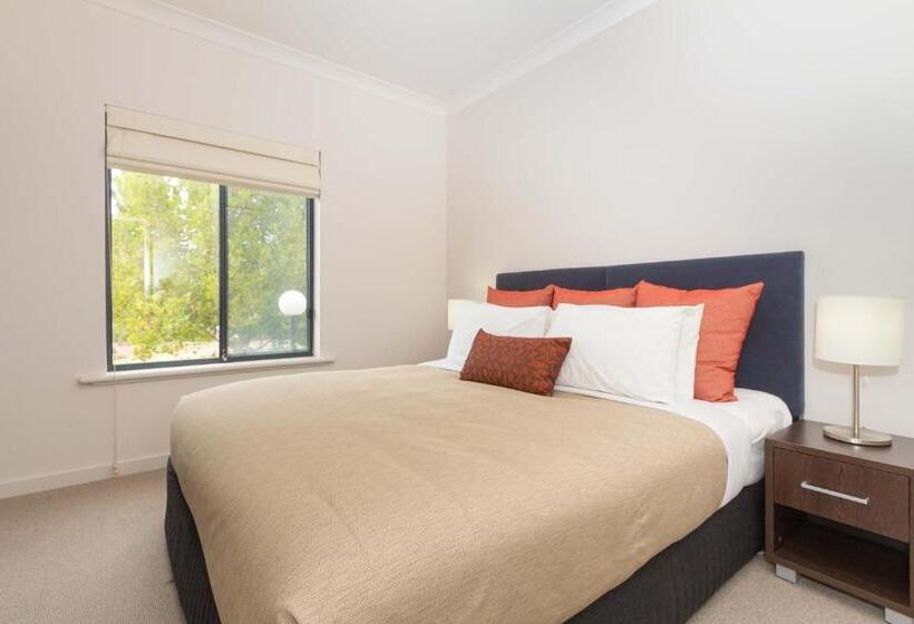 شقة غرفتين, Mccracken Country Club