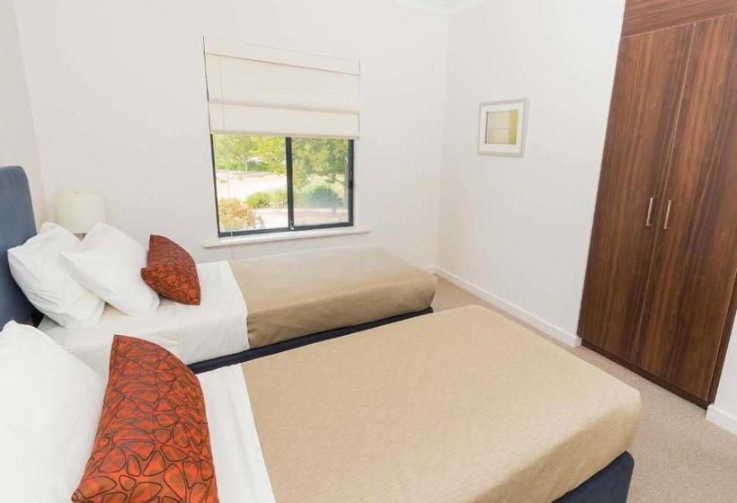 شقة غرفتين, Mccracken Country Club