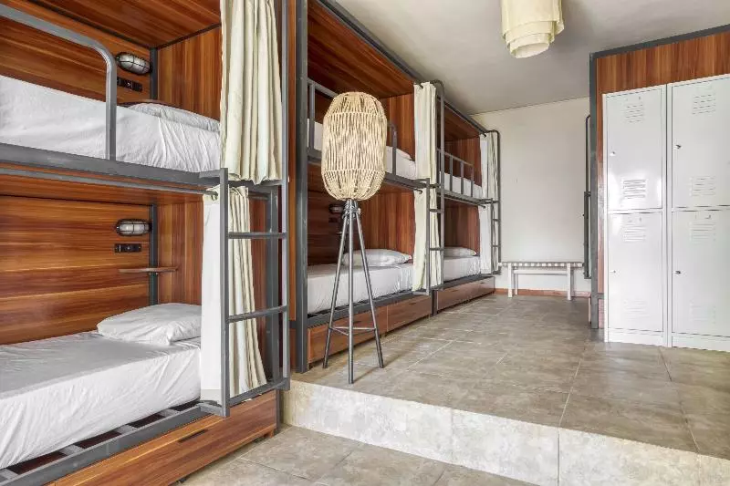 تختخواب در اتاق مشترک, Selina Tulum