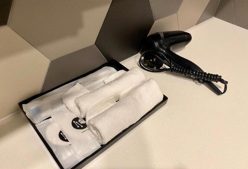 استودیوی استاندارد, Ceylonz Seasonal Suites