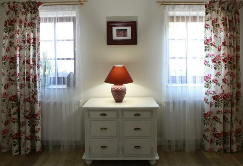 דירת חדר נוף לגינה, Karolina Vendégház